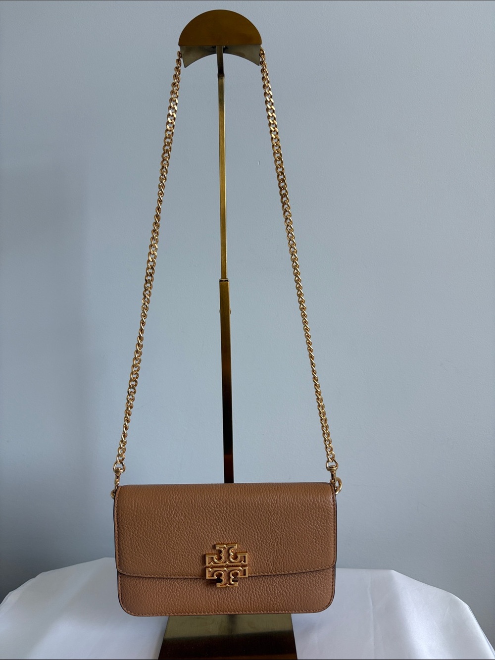 Tory Burch Caramel Britten Pebble Leather Chain Wallet - Picture 3 of 16